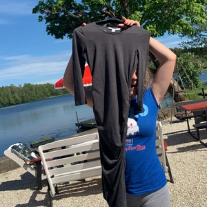 Klänning - Grå klänning från NLY TREND stl s