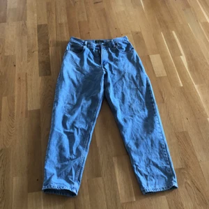 Jätte fina vintage jeans - Köptes på en secondhand butik dock har jag aldrig använt dom, inget slitet. Väldigt fint skick! Tveka inte att fråga om du har några frågor om dem.