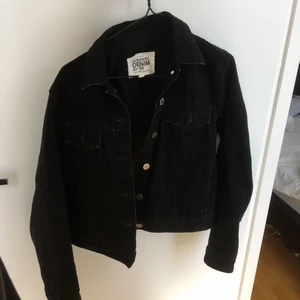 Jeansjacka Zara - Svart jeansjacka från zara. Säljer då den är lite för liten.