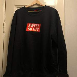 Svart sweatshirt från märket Sweet Sktbs. Använd fåtal gånger men i mycket fint skick. Kan mötas upp/alternativt köpare står för frakt.