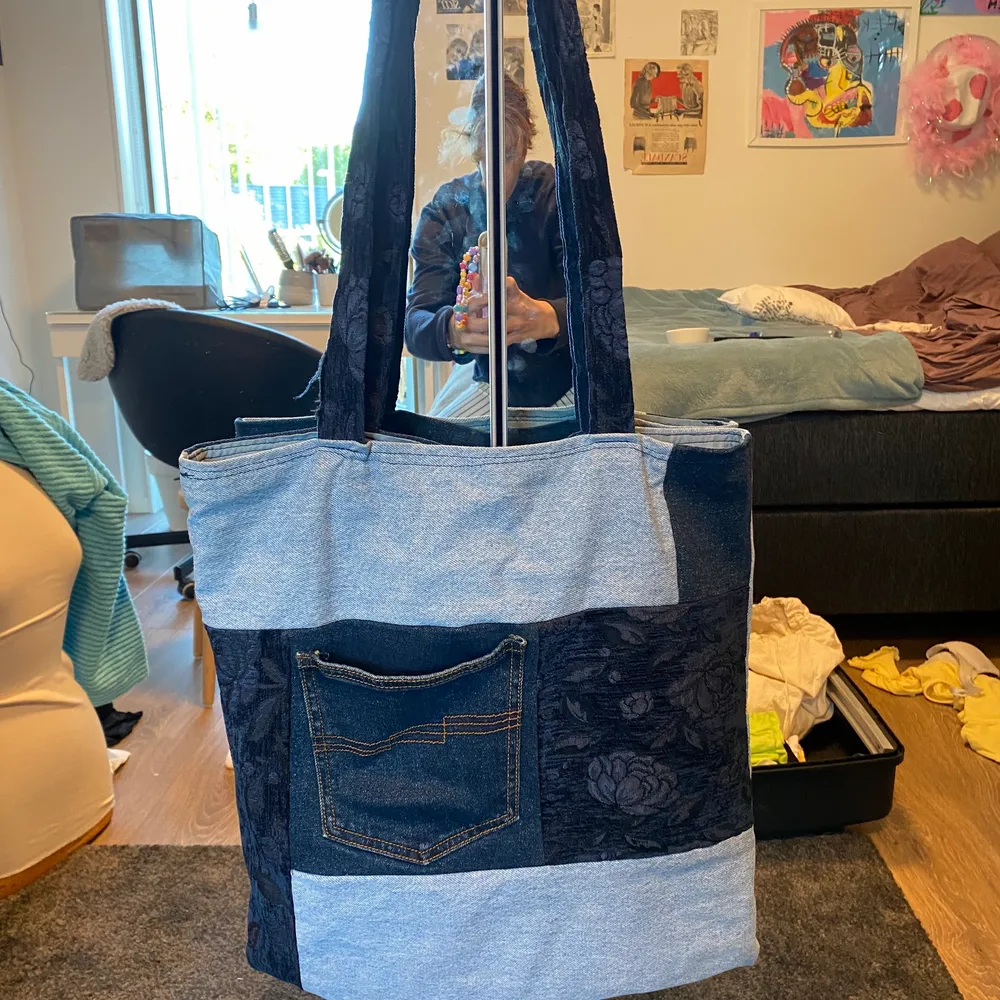 Selling a hand sewed tote bag, made out of denims. The bag is super large and cool, and is so handy for picnics or trips…anything where you need a bigger bag. It has a small pocket in the front to fit a phone and a few small things. . Väskor.