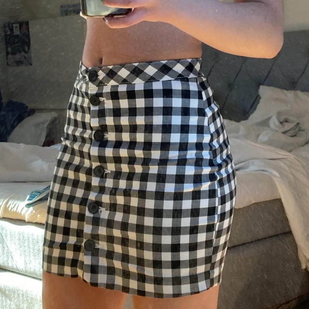 Säljer den här fina kjolen eftersom den är lite för liten och är inte riktigt min stil. Den är i gott skick, använd några enstaka gånger. För referens är jag ungefär en S. Köparen står för frakten :). Kjolar.