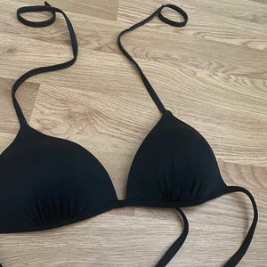 Bikini topp - Vanlig svart bikini topp i storlek S. Håller på att rensa bikinis till sommarn och denhär är tyvärr lite för stor för mig men annars är den jätte fin nu till sommarn. Den har knytband både där uppe och där bak så man kan ha den som man vill.😊 den har även bra cupa. Köptes för 150kr
