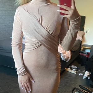 Klänning från boohoo strl 36  - Jätte fin klänning med ett väldigt mjukt material. Köpte denna för 1 år sen men har aldrig använt den 