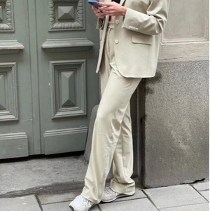 First choice pants från Djerf Avenue - 🌱Säljer dessa First choice pants från Djerf Avenue. Testar att lägga ut här innan jag skickar tillbaka!  🌱Storlek: M - Tall  🌱Skickas med spårbar frakt📦 Kan hämtas i Vasastan (då dras frakten av!)