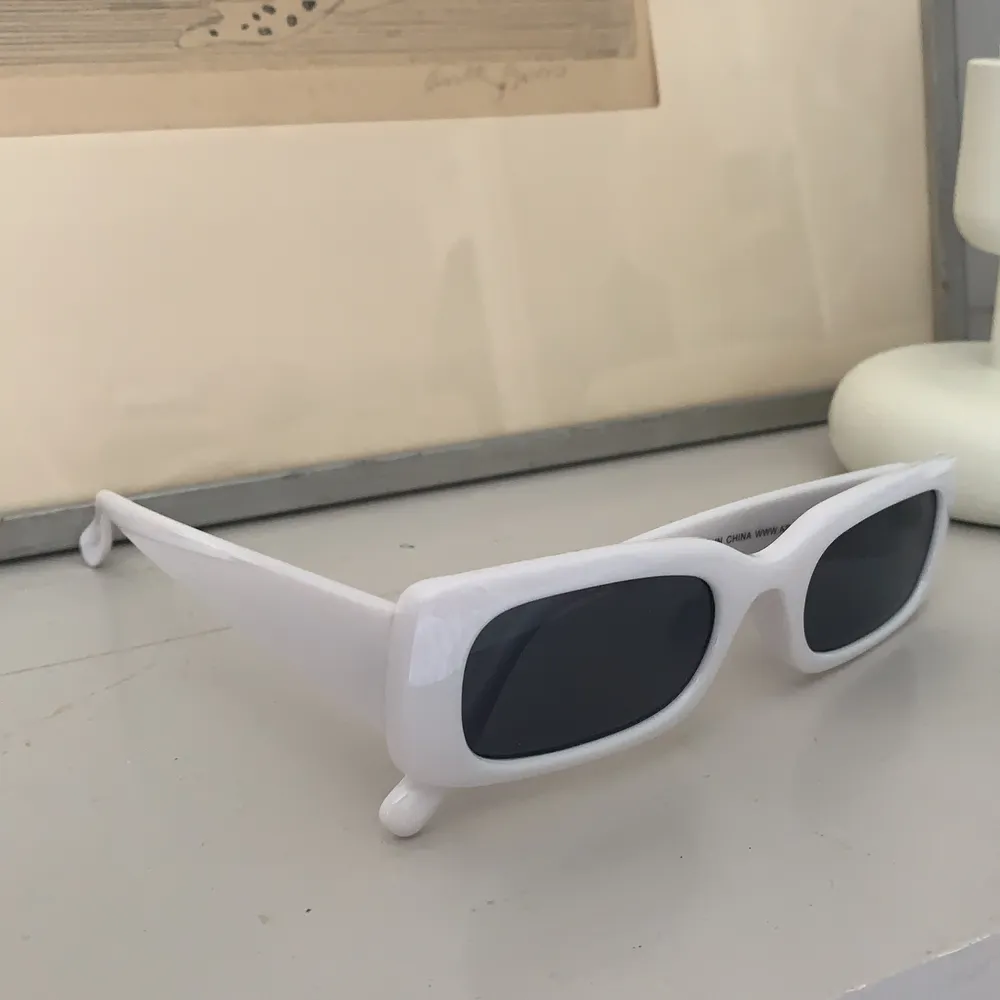 Helt oanvända vita solglasögon köpta från Asos.. Accessoarer.