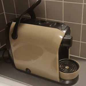 Coffee capsule machine - Two year old coffee machine. You can even have coffee capsules on top. Pick up from Kviberg, Göteborg only.