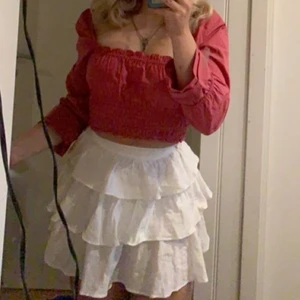 Kjol - Säljer en super fin vit kjol som är köpt här på plick då den inte satt som jag önska. Super fint skick och inga skavanker🥰