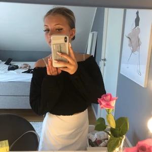 Långärmad tröja  - En fin tröja som knappt använts! Den är off shoulders och är rätt så luftig.❤️ obs! På sista bilden ser ni hur tyget ser ut❤️