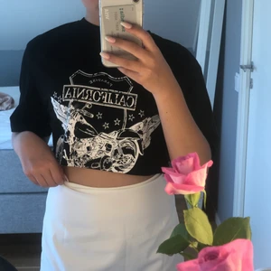 Croppad t-shirt shein  - En jättefin croppad t shirt från shein! ❤️ helt oanvänd och perfekt nu till sommaren❤️