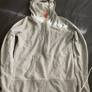 grå huvtröja💞 - jag köpte huvtröjan på H&M och den har inte kommit till användning. om du har storlek M ska den passa bra men om du vill att den ska va större så passar den XS och S också😊😊 pris kan diskuteras!