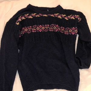Stickad tjocktröja - Storlek saknas men passar S. 