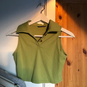 Grön topp med krage - Från SHEIN, aldrig använd i strlk XS. Frakt tillkommer!