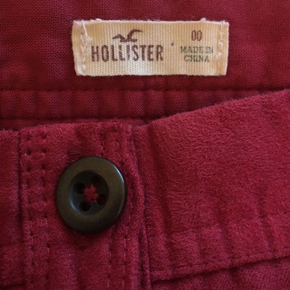 Röd kjol i mockaimitation från Hollister. Oanvänd. Strl 00 vilket är som XS.. Kjolar.