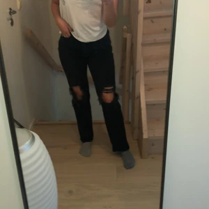 Jeans  - Säljer ett par svarta jeans med hål från NAKD i storlek 40. Köparen står för frakten 💖