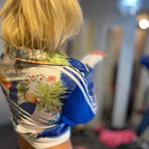 Adidas limited edition  - Snygg midje kort zip huddie i ett glansigare material, stor härlig krage med ljusa härliga färger! Limited adition i fint nytt skick. Storlek S men går som XS, S och M. Blå härlig färg, snyggt trygg på den synliga vita färgen tillsammans med en bred mudd ner till :D kollar intresse? 