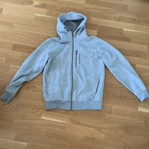 Sail racing hoodie  - Bra skick, som ny. köpte den i vintras för 1200kr. Storlek M 