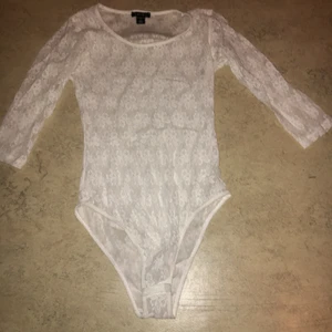 Spetsbody  - Body i spets, mjuk och härligt tyg. Är storlek medium och skulle säga att någon som bär strl S passar den perfekt och även någon mindre i längden som har strl M då den är lite kort i storleken. Köper man fler plagg så kan jag skicka det i samma paket om det önskas 