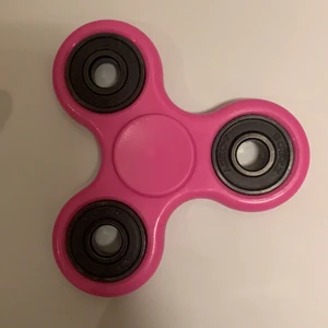 Rosa fidgetspinner  - En rosa fidgetspinner, jättebra kvalitet och inget på den är sönder. En perfekt stress grej att hålla på med 