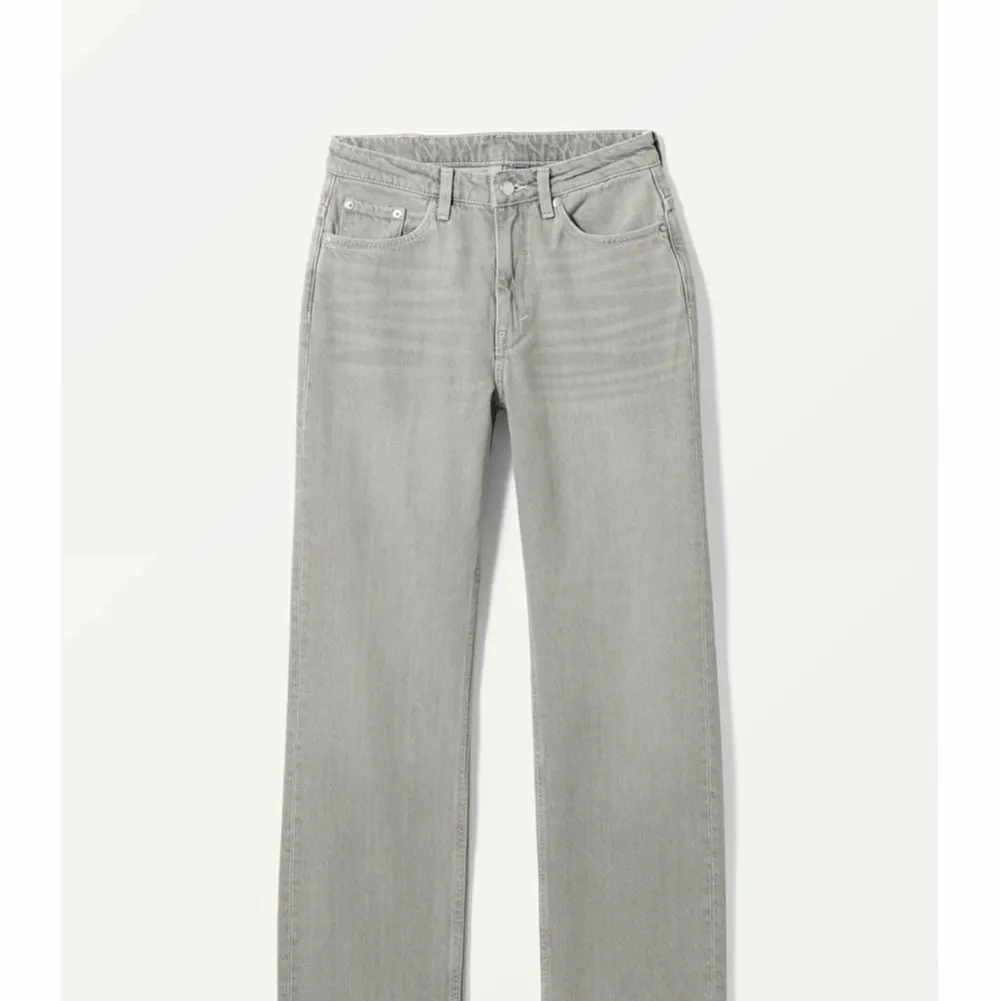 Slutsålda midwaisted jeans från weekday! Helt oanvända då dom va lite stora för mig❤️annars skitsngga och skitfin passform, passar xs-s❤️❤️. Jeans & Byxor.