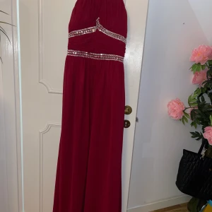 Röd festklänning, balklänning  - Röd festklänning, balklänning till salu. Passar xs-s