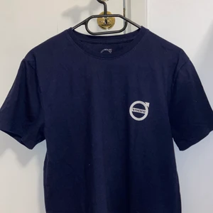 Volvo t-shirt! - En snygg marinblå Volvo tröja! Materialet är bra. Använd några gånger innan! Denna tröjan är lång i längden så är et så att du vill ha en kort kan du antingen ändra (sy/klippa) upp den. Men om du bara vill ha den rak kan du också ha det! Har ingen aning vart den kommer ifrån fick den av pappa. Storlek Xs men skulle nog säga att den passar S med. Obs! Vill du ha fler bilder på hur den ser ut är det bara att medddela! ❤️