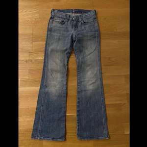 7 For All Mankind jeans - Säljer vidare dessa lågmidjade bootcutjeans från 7 For All Mankind💕midjemått 66cm och innerbenslängd 68cm. De är i superbra skick!! Köparen står för frakt eller så kan jag mötas upp! Bara att skriva vid frågor eller intresse💋