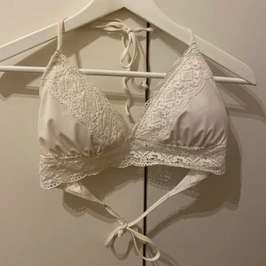 Bikini strl. 40! - Säljer denna fina bikinitopp (som också går att använda som bandeu) i storlek 40! Säljer den för 60kr!