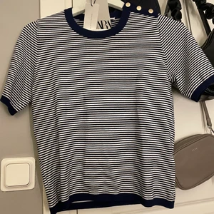 Stickad t-shirt  från zara  - Randig stickad topp från zara som endast är testad men har inte till använing. Jätte beväm och snygg i strl S 😃