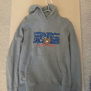 Marc Jacobs X Avi Gold comic logo hoodie köpt för 1700kr. Använd fåtal gånger. Storlek small (men). Är 169cm och sitter lite overzise. Färg:grå, trycket är broderat. 