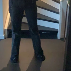 Zara jeans  - Säljer dessa jeansen nu från zara då jag tröttnat på dom slitningarna nere har varit där sen jag köpte dom å de ska va så jag är 1,64 å på mig sitter dom helt perfekt 😍😍