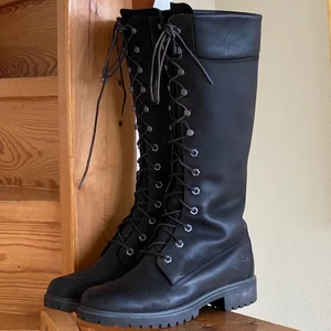 Timberland Boots - Storlek 38,5.  Mycket fina stövlar från Timberland i välbevarat skick! Sparsamt använda. Bara lite smuts som syns på klacken bild 1.   "Timberland Premium14 Inch Boot For Women In Black".