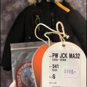 Parajumper - Fint skick, bara använd några få gånger, prislapp sparad och extra knappar.