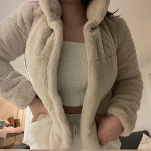 Fluffig jacka - Säljer denna knappt använda fluffiga jacka då den är för liten för mig✨ 