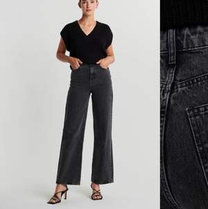 Vida, svart tvättade jeans i modellen ”Idun Wide jeans” från Gina. Säljer för att de har blivit lite korta och tajta. Jag är 181 cm. Nypris var 599:-. Skriv om du har frågor eller vill ha fler bilder💓