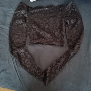 Nelly spetströjor - 2 st spetsmagtröjor ,med fria axlar,  aldrig använda , en vit och en svart. 