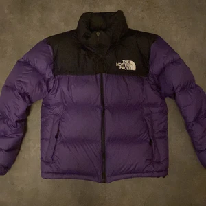 NorthFace  - INTRESSEKOLL. Min jättefina north face jacka i superbra skick, jag har använt den några gånger men känner att den mest hänger i garderoben vid detta lag. Den är super varm och härlig :) notera sista bilden! 