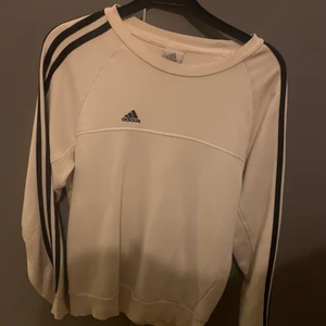 Adidas tröja  - Vit adidas tröja, sparsamt använd och i fint skick 