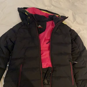 Skidjacka - Skidjacka från McKinley med snölås & ficka för liftkort på vänster underarm. Använd på två skidresor aka 2 veckor. Storlek 36