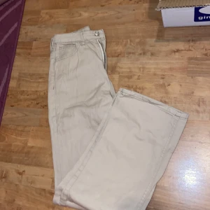 Beiga byxor  - Jätte fina beiga vida/straight leg byxor ;) skriv vid intresse eller frågor ✨