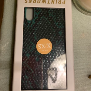 Printworks Iphone skal - Riktigt snygg och populärt IPhone skal från Printworks, mörkgrönt och svart ormskinn material och passar IPhone X/XS
