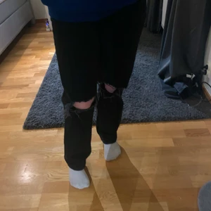 Jeans med perfekt passform  - Väldigt fina jeans från Gina tricot, 90s highwaist jeans. Väldigt fin gråsvart färg. Dem har en perfekt passform, de är lite baggy utan att bli stora i midjan, de formar sig fint efter midjan och lämnar inte ett glapp bak. Strl 38. Fint skick och bara använda i ca 3 månader. 