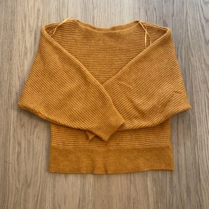 Stickad tröja  - Perfekt tröja nu till vintern! sååå skön och man håller sig varm. Står s på lappen men då sitter den oversized 