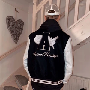 Collage-jacka  - Hej! Säljer nu min collage jacka som jag har använt 2 gånger (ursprungspris 1700) , säljer den pågrund av att den är för liten. Jackan är i X-large och sitter väldigt tajt på mig som är 195 cm lång. Passar både tjejer och killar som har storlekarna L/M om man vill ha oversize. Vid snabb affär kan priset sjunka!