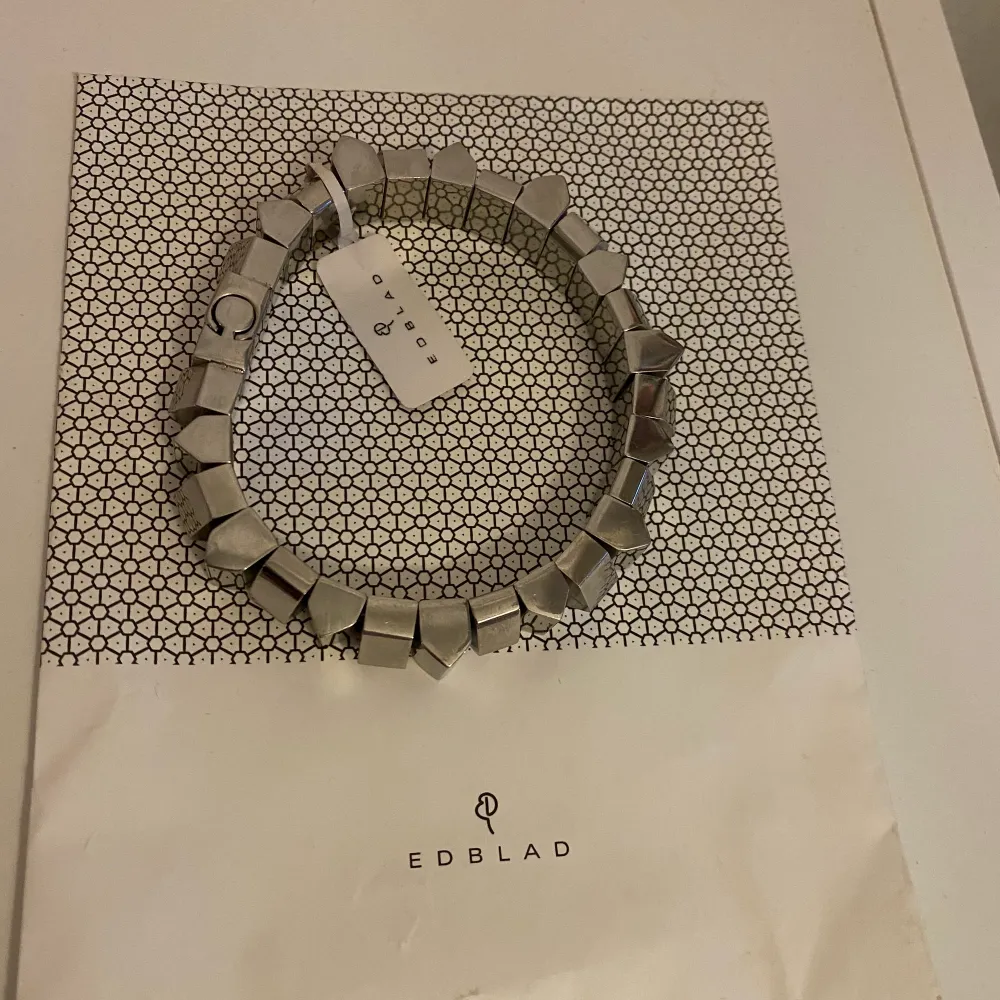 edblad armband, säljer pga för stort. rostfritt stål. vet ej nypris men ligger på ungefär 600kr. Accessoarer.