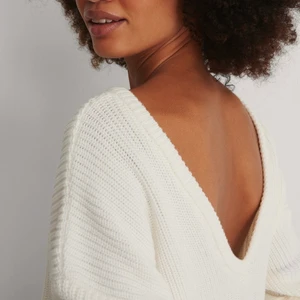 Vit stickadtröja  - Stickadtröja från NAKD! V ringad i storlek S🤍 Använd  2 gånger bara🤍