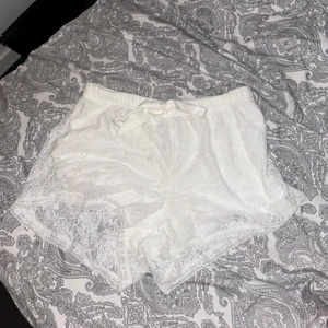 Pyjamasshorts - Mjukisshorts i spets!🤍 Aldrig använda, storlek S!🤍
