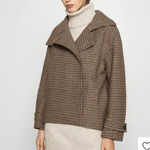 Kappa arket rutig - Vill gärna byta min rutiga kappa från arket till en mindre storlek, har den i 40 men vill byta till 36 eller 38. Den är i nyskick💞Aldrig använd med lappar