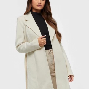 Vero Moda kappa st.S - Vero Moda kappa använd få tal gånger , fint skick i storlek S. För mer information skriv privat🤗