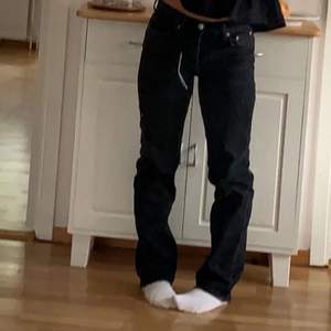 Säljer mina svarta jeans i modellen mid rise från Zara pga för långa! Frakt tillkommer💖